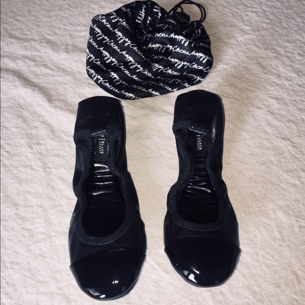 Packable flats with pouch